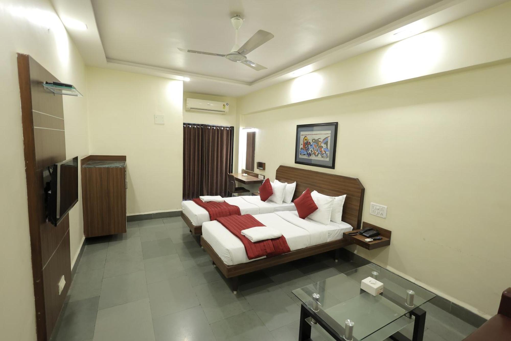 Hotel Hospice Surat Esterno foto